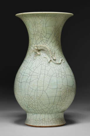 A LOUIS XV ORMOLU-MOUNTED CHINESE CRACKLE-GLAZED CELADON PORCELAIN VASE - фото 6