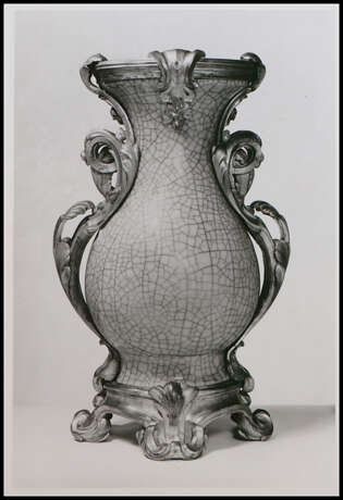 A LOUIS XV ORMOLU-MOUNTED CHINESE CRACKLE-GLAZED CELADON PORCELAIN VASE - фото 10