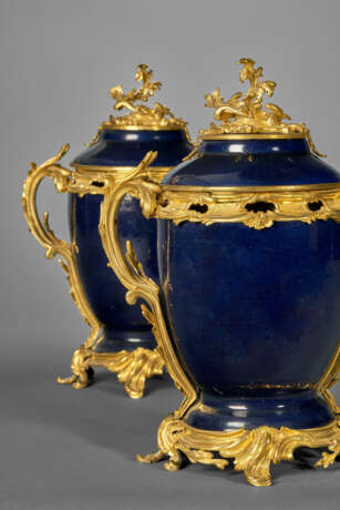 A PAIR OF LOUIS XV ORMOLU-MOUNTED CHINESE BLUE-GLAZED PORCELAIN POT-POURRI VASES - фото 2