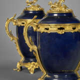 A PAIR OF LOUIS XV ORMOLU-MOUNTED CHINESE BLUE-GLAZED PORCELAIN POT-POURRI VASES - фото 2