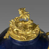 A PAIR OF LOUIS XV ORMOLU-MOUNTED CHINESE BLUE-GLAZED PORCELAIN POT-POURRI VASES - фото 3