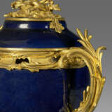 A PAIR OF LOUIS XV ORMOLU-MOUNTED CHINESE BLUE-GLAZED PORCELAIN POT-POURRI VASES - фото 4