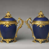 A PAIR OF LOUIS XV ORMOLU-MOUNTED CHINESE BLUE-GLAZED PORCELAIN POT-POURRI VASES - фото 5