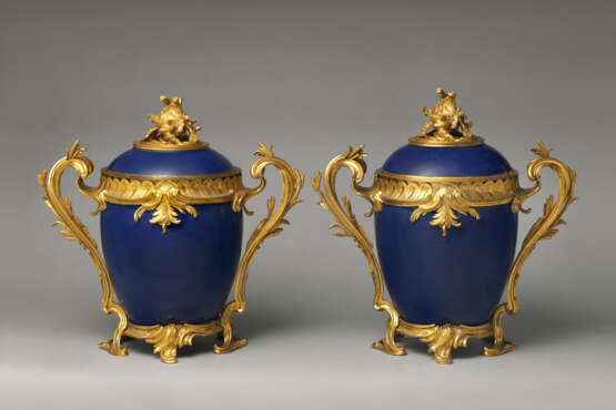 A PAIR OF LOUIS XV ORMOLU-MOUNTED CHINESE BLUE-GLAZED PORCELAIN POT-POURRI VASES - фото 5