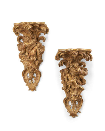 A PAIR OF LOUIS XV GILTWOOD WALL BRACKETS - фото 1