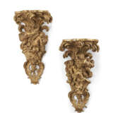 A PAIR OF LOUIS XV GILTWOOD WALL BRACKETS - фото 1