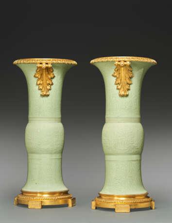 A PAIR OF LOUIS XVI ORMOLU-MOUNTED CHINESE CELADON-GLAZED PORCELAIN GU VASES - фото 2