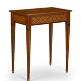 A LOUIS XVI ORMOLU-MOUNTED TULIPWOOD, CITRONNIER, AMARANTH AND PARQUETRY TABLE A ECRIRE - Foto 1