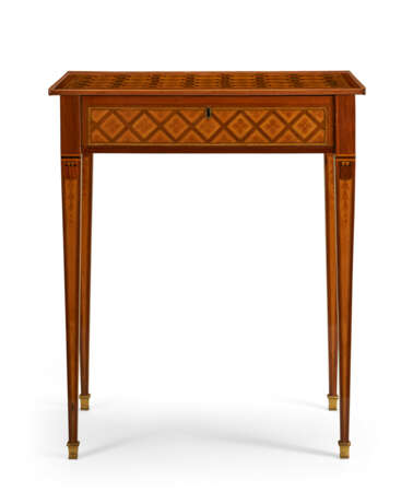 A LOUIS XVI ORMOLU-MOUNTED TULIPWOOD, CITRONNIER, AMARANTH AND PARQUETRY TABLE A ECRIRE - Foto 2