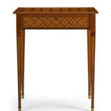 A LOUIS XVI ORMOLU-MOUNTED TULIPWOOD, CITRONNIER, AMARANTH AND PARQUETRY TABLE A ECRIRE - Foto 2