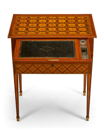 A LOUIS XVI ORMOLU-MOUNTED TULIPWOOD, CITRONNIER, AMARANTH AND PARQUETRY TABLE A ECRIRE - Foto 4