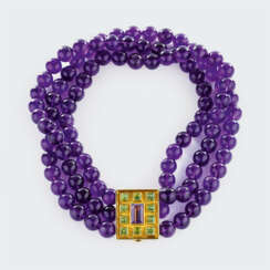 Colleen B. Rosenblat. Farbintensives Amethyst-Collier mit opulenter Peridot-Goldschließe.