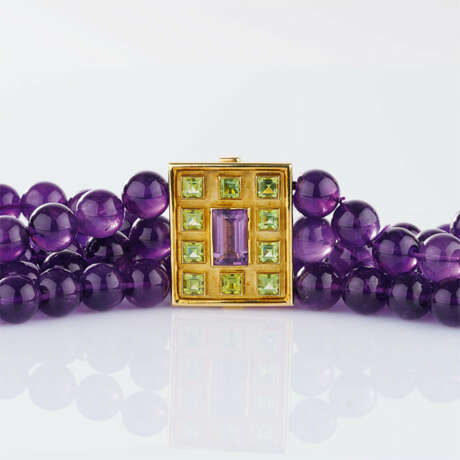 Colleen B. Rosenblat. Farbintensives Amethyst-Collier mit opulenter Peridot-Goldschließe. - photo 2