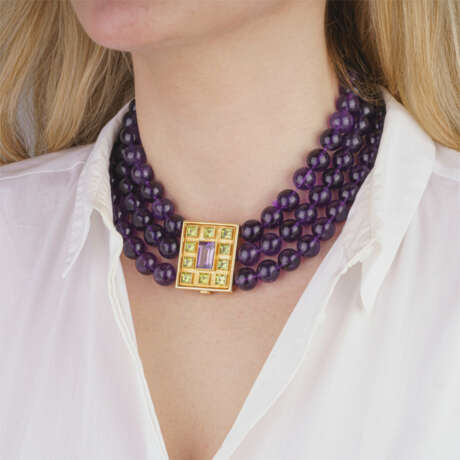 Colleen B. Rosenblat. Farbintensives Amethyst-Collier mit opulenter Peridot-Goldschließe. - photo 3