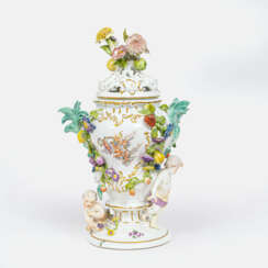 Johann Joachim Kaendler (Fischbach/Sachsen 1706 - Meissen 1775). Potpourri-Vase mit Amoretten.