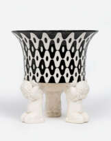 Michael Powolny (Judenburg 1871 - Wien 1954). Seltene Aufsatzschale mit drei knienden Putti.