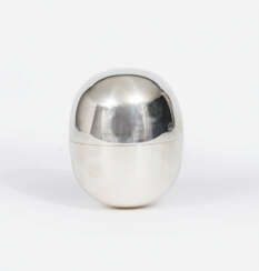 Georg Jensen (Kopenhagen 1866 - Hellerup/Kopenhagen 1935). "Super Egg" - Bonbonniere von Piet Hein.