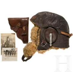 Fliegerhaube eines Offiziers mit Fotos und Pistolentasche, Zweiter Weltkrieg