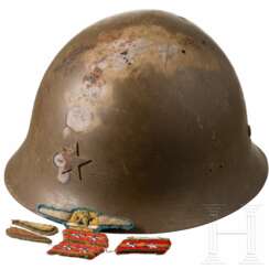 Stahlhelm Typ 90 und Effektengruppe eines japanischen Offiziers im Zweiten Weltkrieg