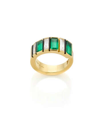 SCAVIA | Octagonal emerald and baguette diamond ye… - Foto 2