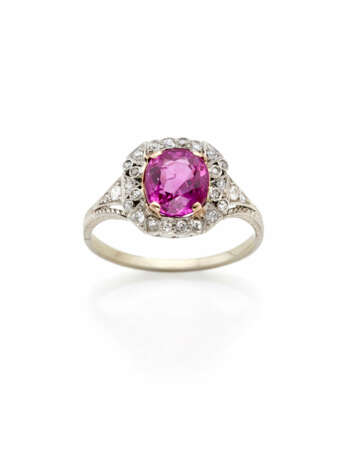 Oval ct. 3.07 circa pink sapphire, huit huit diamo… - photo 1