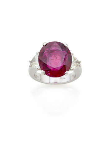 Oval ct. 9.30 circa ruby and triangular diamond wh… - photo 1