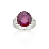 Oval ct. 9.30 circa ruby and triangular diamond wh… - photo 1