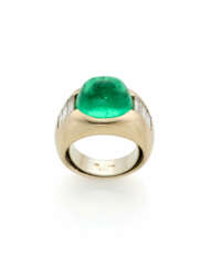 CUSI | Cabochon ct. 9.00 circa emerald and diamond…