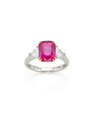 BULGARI | Cushion cut ct. 4.34 ruby, triangular di…