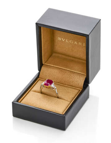 BULGARI | Cushion cut ct. 4.34 ruby, triangular di… - photo 2