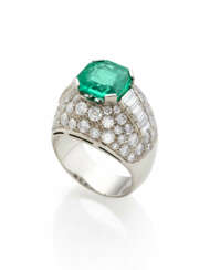 BULGARI | Octagonal ct. 4.40 circa emerald, diamon…