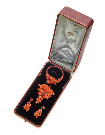 Red coral and 9K gold flower shaped jewellery set … - photo 2