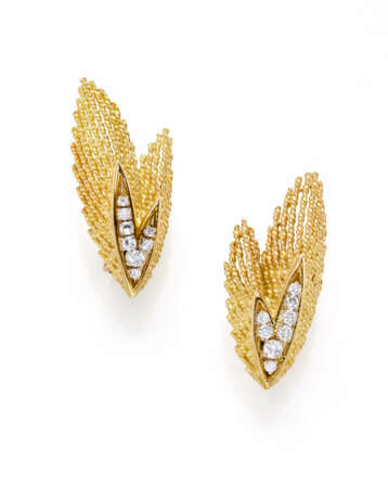 Diamond and yellow gold leaf shaped earrings, diam… - Foto 1