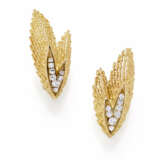 Diamond and yellow gold leaf shaped earrings, diam… - Foto 1