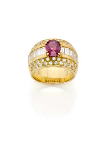 Oval ct. 2.00 circa ruby, round and baguette diamo… - Foto 1