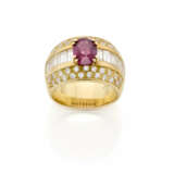 Oval ct. 2.00 circa ruby, round and baguette diamo… - Foto 1