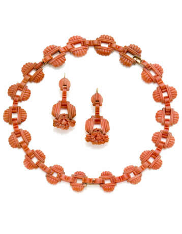 Orange coral and yellow gold jewellery set compris… - фото 1