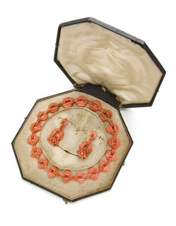 Orange coral and yellow gold jewellery set compris… - фото 2