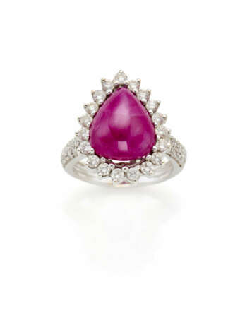 Pear shaped ct. 8.50 circa cabochon ruby, diamond … - Foto 1