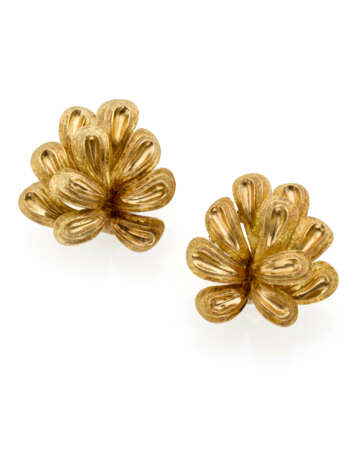 BULGARI | Yellow gold leaf shaped earrings, g 16.5… - photo 1