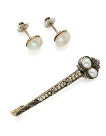 Irregular button shaped pearl, bi-coloured gold an… - photo 1