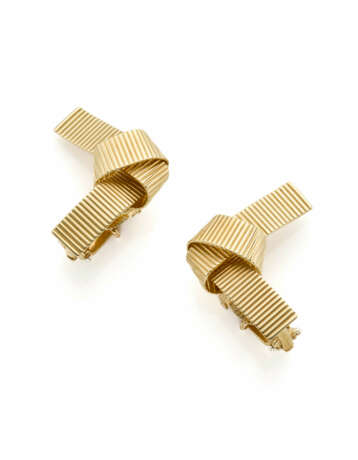 TIFFANY & CO. | Yellow 14K chiselled gold bow shap… - photo 1