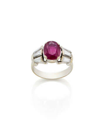 Oval ct. 2.70 circa ruby, tapered diamond and whit… - фото 1