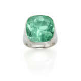 Cushion cut ct. 18.54 emerald and platinum ring, g… - photo 1