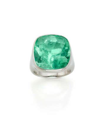 Cushion cut ct. 18.54 emerald and platinum ring, g… - photo 1