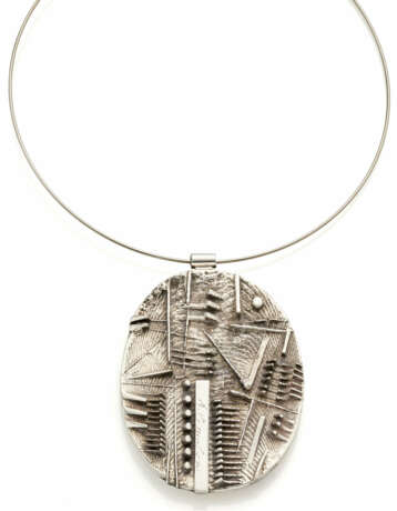 ARNALDO POMODORO | Silver necklace holding an oval… - фото 1