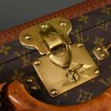 Louis Vuitton Hartschalenkoffer "Alzer 70" in Monogram Canvas mit goldfarbener Hardware und Eckbeschlägen, heller Rindsleder Griff und Adressanhänger, innen mit zwei Baumwollgurten, Nr. 981741, Schlüssel vorhan… - Foto 4