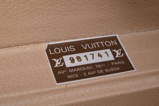 Louis Vuitton Hartschalenkoffer "Alzer 70" in Monogram Canvas mit goldfarbener Hardware und Eckbeschlägen, heller Rindsleder Griff und Adressanhänger, innen mit zwei Baumwollgurten, Nr. 981741, Schlüssel vorhan… - Foto 9