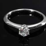 Schmaler Tiffany & Co Platin 950 Solitär Ring (ca. 0.30ct/VVS2/TW), 3,7g, Gr. 53, mit Zertifikat und Box - photo 2