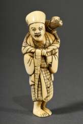 Elfenbein Netsuke &quot;Sarumawashi mit Äffchen auf der Schulter&quot;, Dreiecksform, beriebene Gebrauchspatina, 18.Jh., H. 7,3cm, Provenienz: Norddeutsche Sammlung, Genehmigung nach VO (EG) 338/97 liegt vor (kein Export…